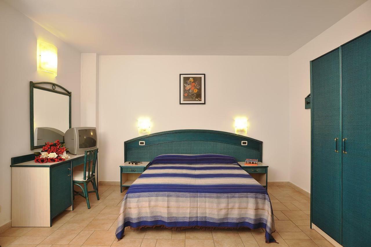 Villaggio Turistico Le Meridiane Марина-ди-Монтенеро Экстерьер фото